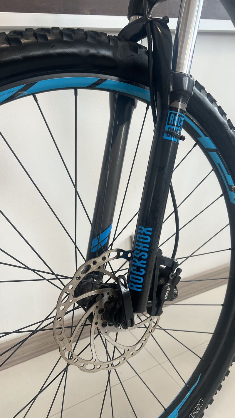 Prodam Specialized Rockhopper Comp Velikost M pro 160-180cm. Kola 29" Kolo je v top stavu.