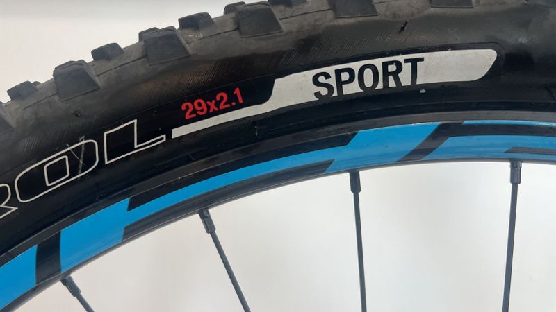 Prodam Specialized Rockhopper Comp Velikost M pro 160-180cm. Kola 29" Kolo je v top stavu.