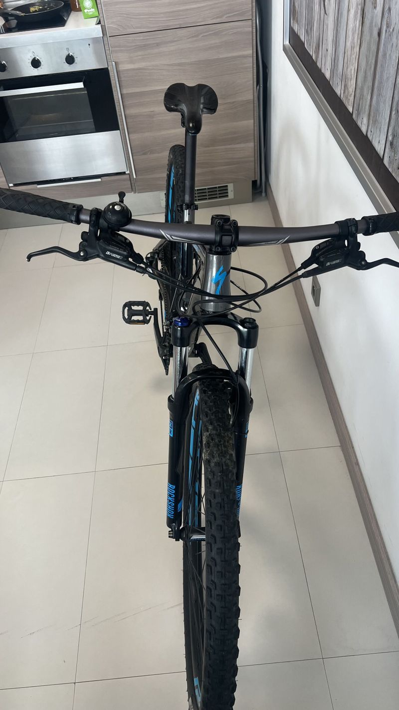 Prodam Specialized Rockhopper Comp Velikost M pro 160-180cm. Kola 29" Kolo je v top stavu.