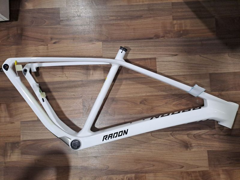 Nový karbonový rám Radon Jealous CF 29er / boost osa 12x148mm / velikost L a XL / vnitřní vedení bow