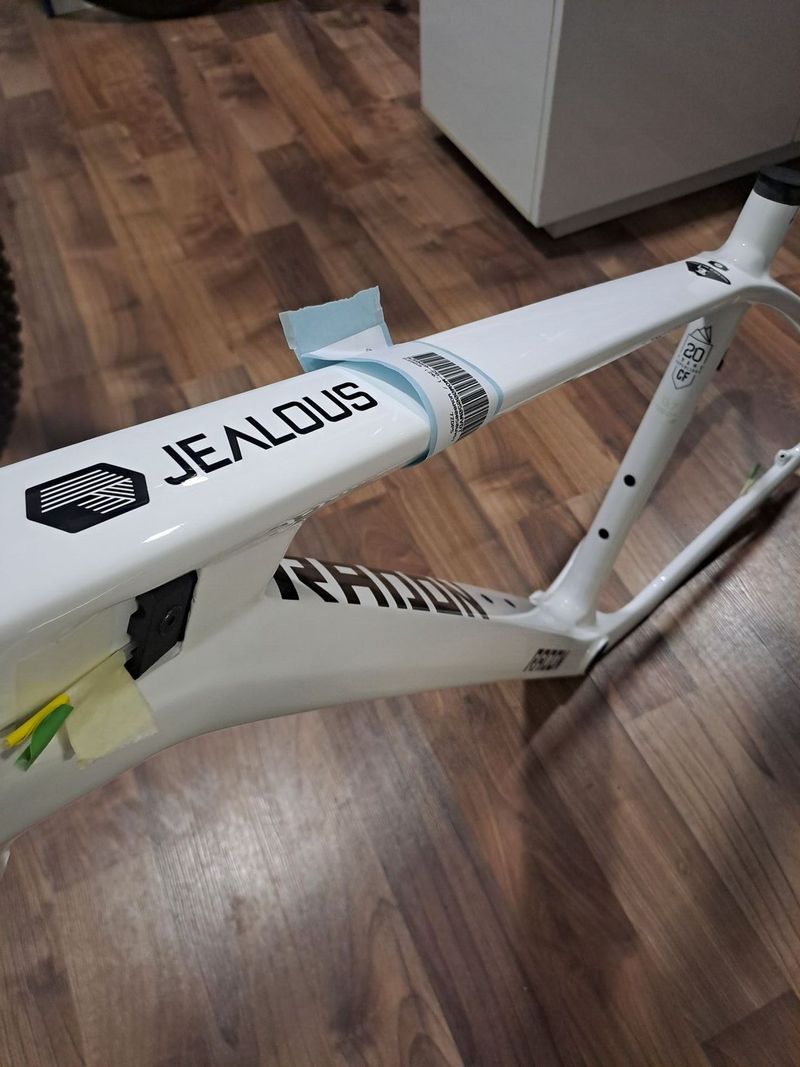 Nový karbonový rám Radon Jealous CF 29er / boost osa 12x148mm / velikost L a XL / vnitřní vedení bow