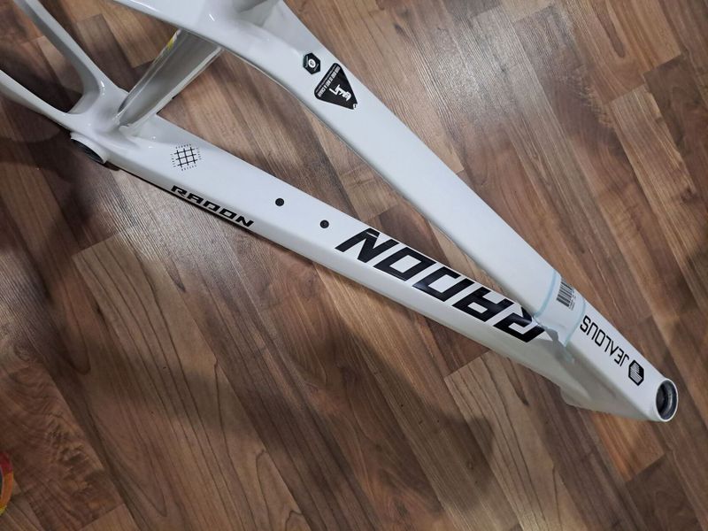 Nový karbonový rám Radon Jealous CF 29er / boost osa 12x148mm / velikost L a XL / vnitřní vedení bow