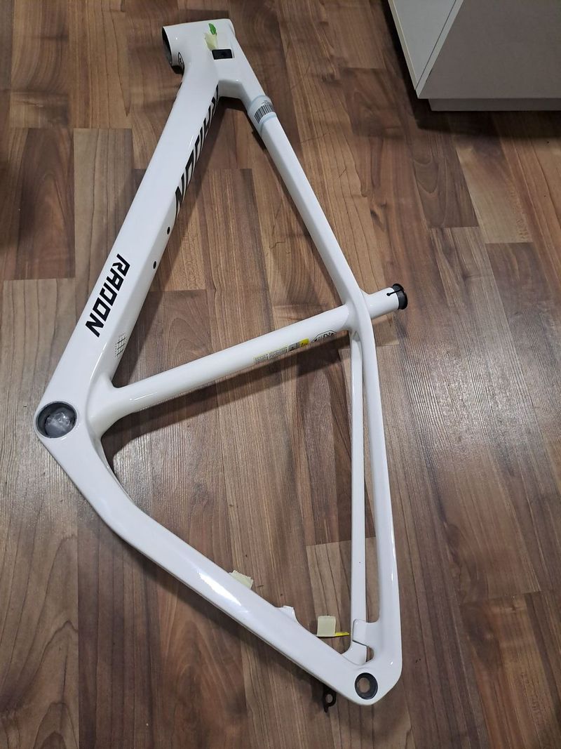 Nový karbonový rám Radon Jealous CF 29er / boost osa 12x148mm / velikost L a XL / vnitřní vedení bow