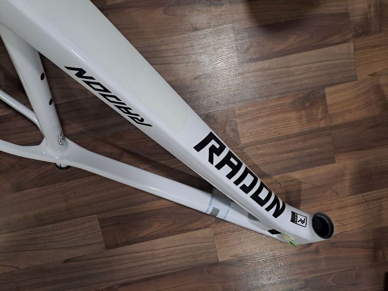 Nový karbonový rám Radon Jealous CF 29er / boost osa 12x148mm / velikost L a XL / vnitřní vedení bow