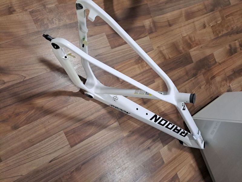 Nový karbonový rám Radon Jealous CF 29er / boost osa 12x148mm / velikost L a XL / vnitřní vedení bow