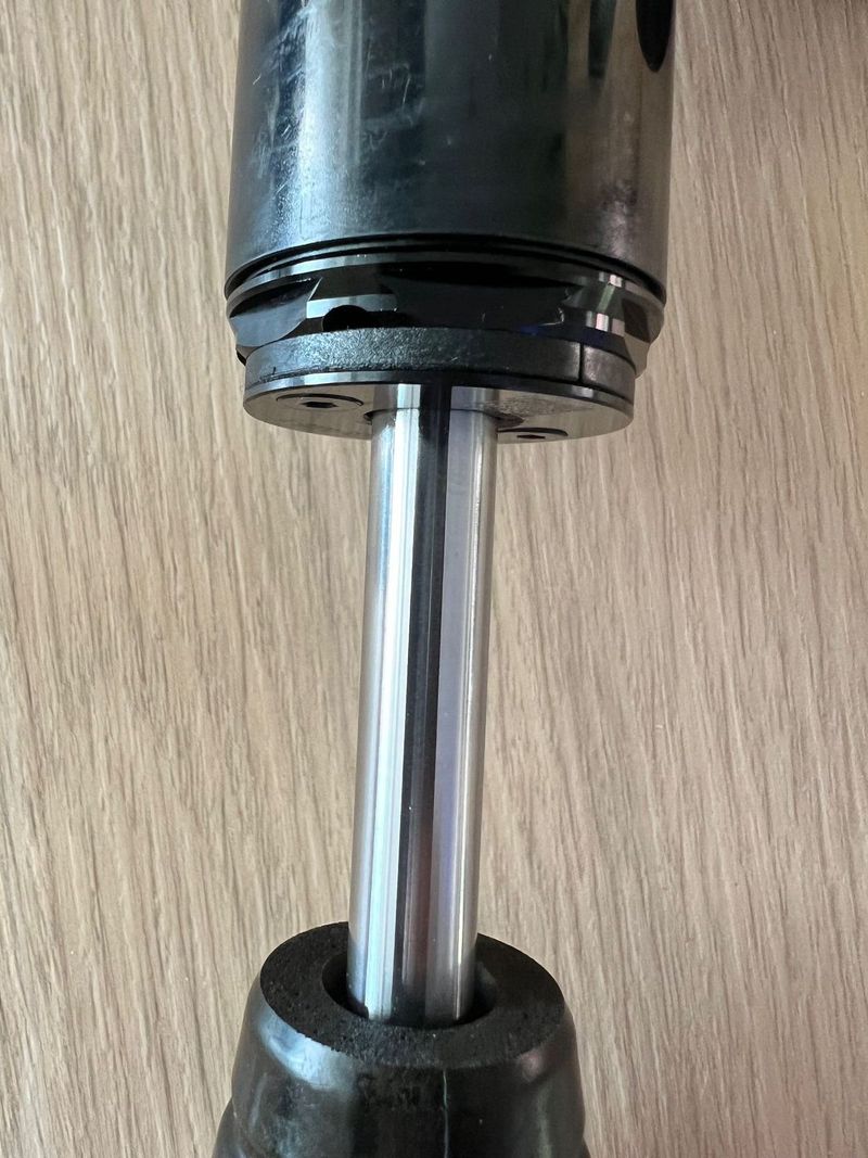  DHX2 FACTORY S LOCKOUTEM 230x62,5mm+ pružina Sprindex540-610 