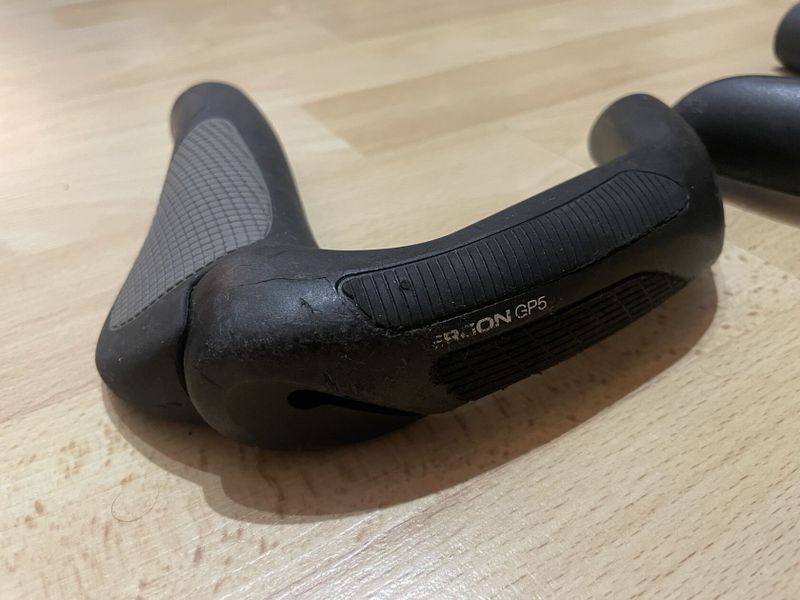 Ergon ergonomické gripy s rohy