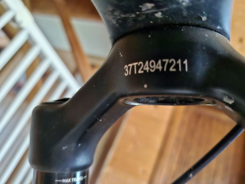 Prodam patronu rockshox charger rl