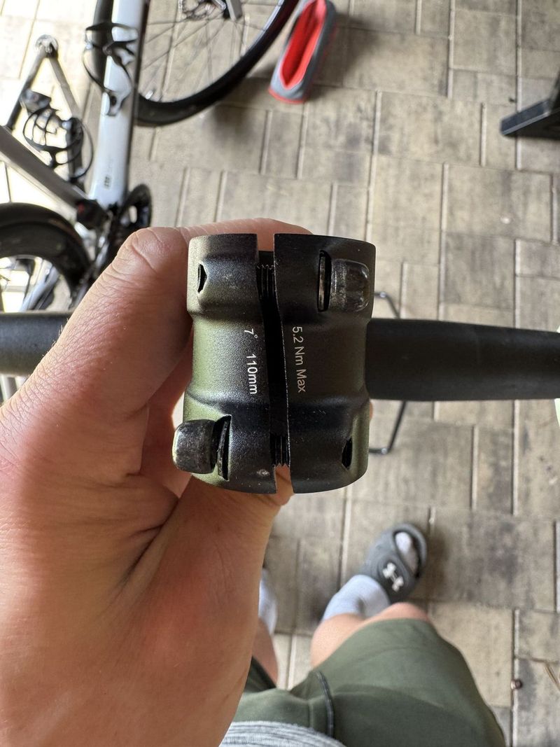 Řidítka bontrager s predstavcem a tachometrem 