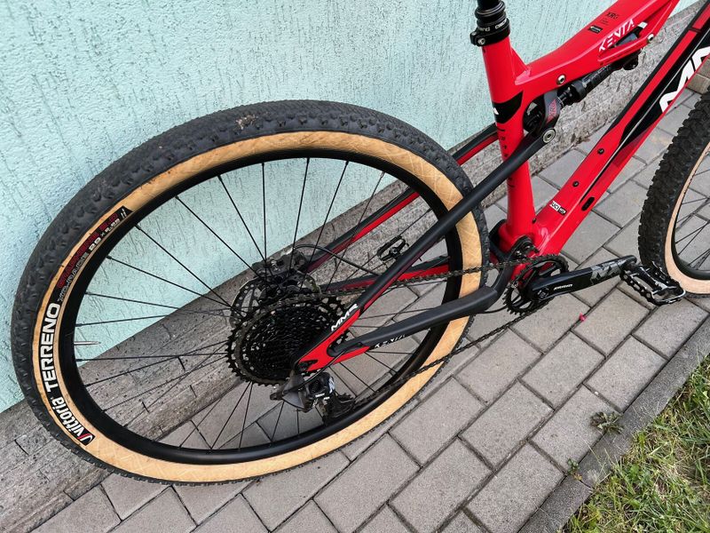 Prodám MMR Kenta, vel.M, karbon,vidlice Rock Shox Sid, tlumič Rock Shox Deluxe,Sram NX, Shimano XT