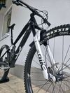 Horské kolo YT IZZO Uncaged 4 Blaze Carbon 2021 29″