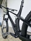 Horské kolo YT IZZO Uncaged 4 Blaze Carbon 2021 29″