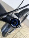 Horské kolo YT IZZO Uncaged 4 Blaze Carbon 2021 29″