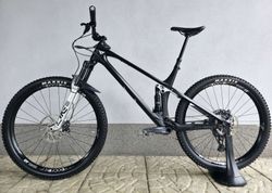 Horské kolo YT IZZO Uncaged 4 Blaze Carbon 2021 29″