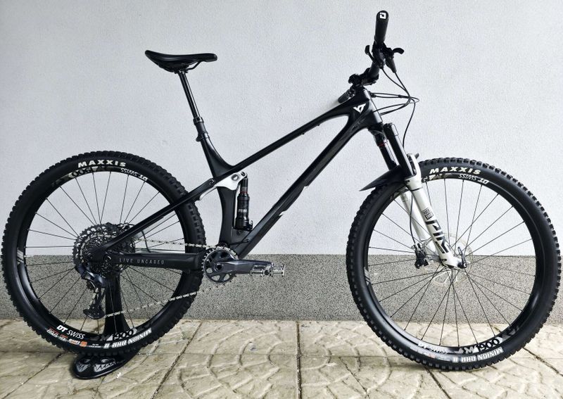 Horské kolo YT IZZO Uncaged 4 Blaze Carbon 2021 29″