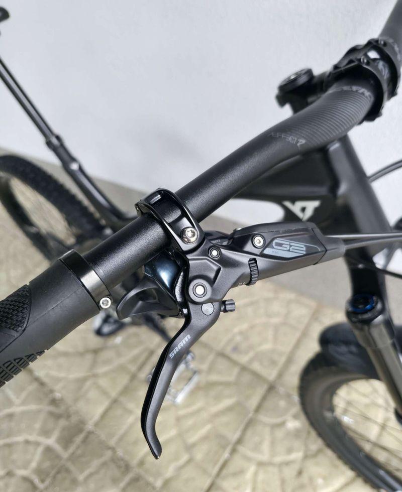 Horské kolo YT IZZO Uncaged 4 Blaze Carbon 2021 29″