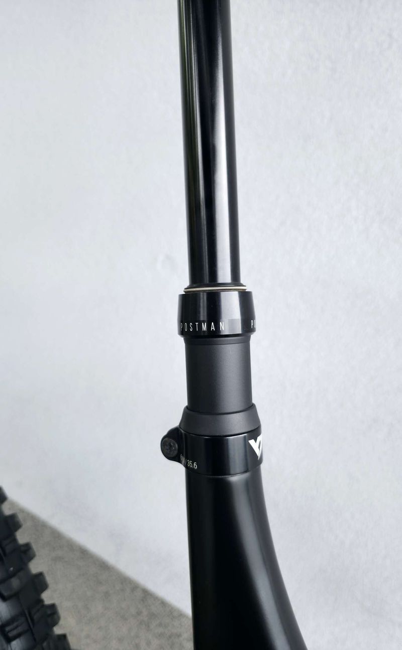 Horské kolo YT IZZO Uncaged 4 Blaze Carbon 2021 29″