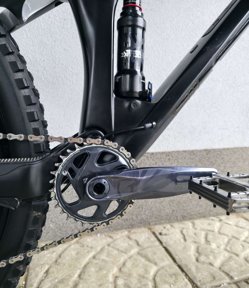 Horské kolo YT IZZO Uncaged 4 Blaze Carbon 2021 29″