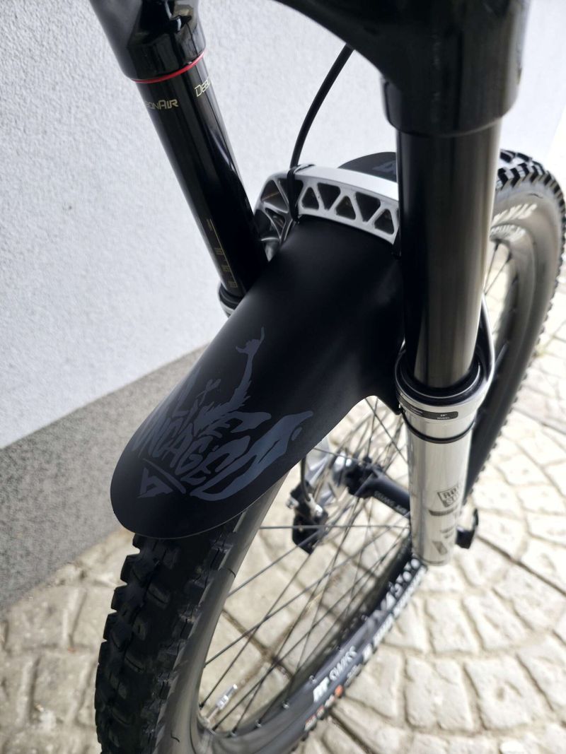 Horské kolo YT IZZO Uncaged 4 Blaze Carbon 2021 29″