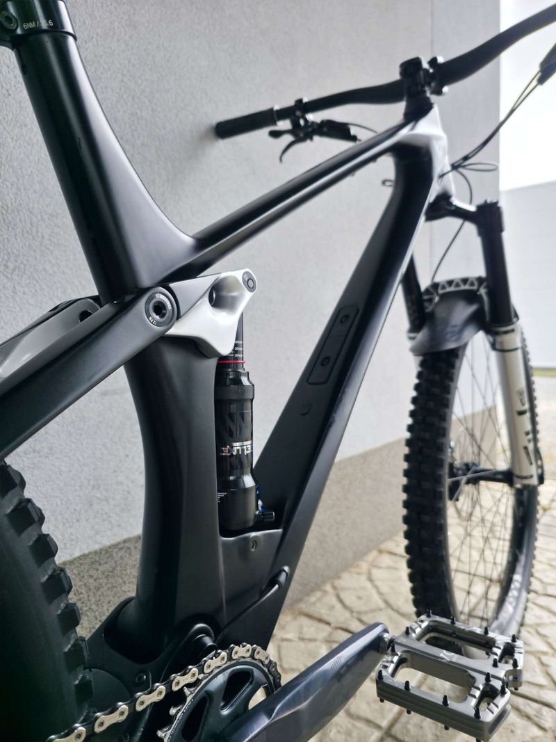 Horské kolo YT IZZO Uncaged 4 Blaze Carbon 2021 29″
