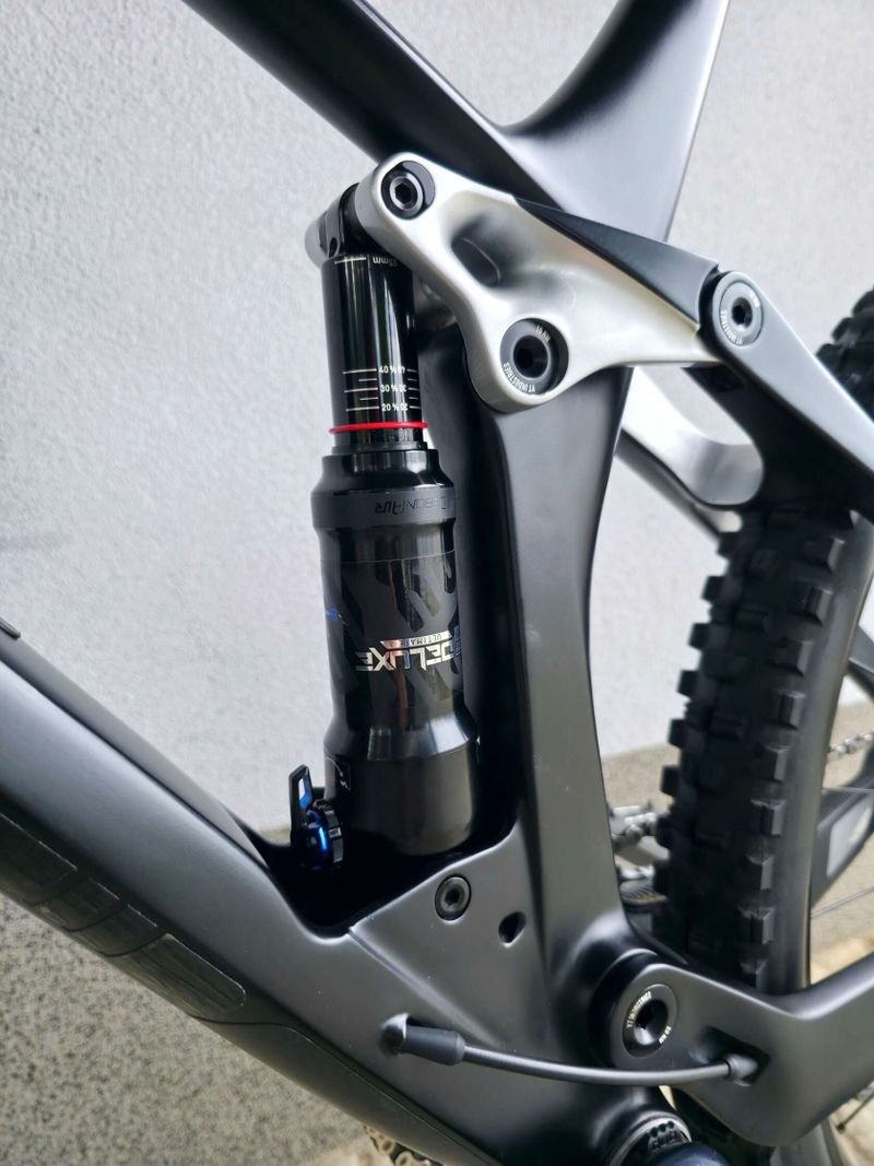 Horské kolo YT IZZO Uncaged 4 Blaze Carbon 2021 29″