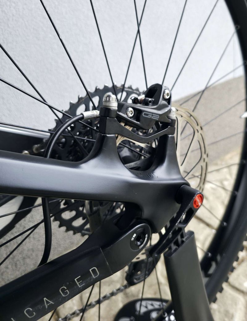 Horské kolo YT IZZO Uncaged 4 Blaze Carbon 2021 29″