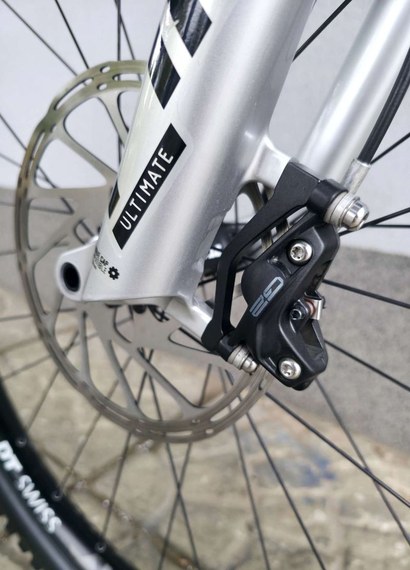 Horské kolo YT IZZO Uncaged 4 Blaze Carbon 2021 29″
