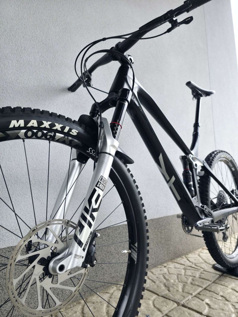 Horské kolo YT IZZO Uncaged 4 Blaze Carbon 2021 29″