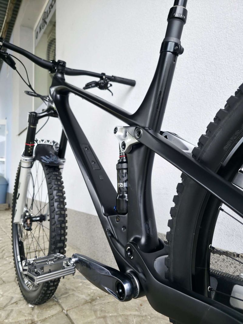 Horské kolo YT IZZO Uncaged 4 Blaze Carbon 2021 29″