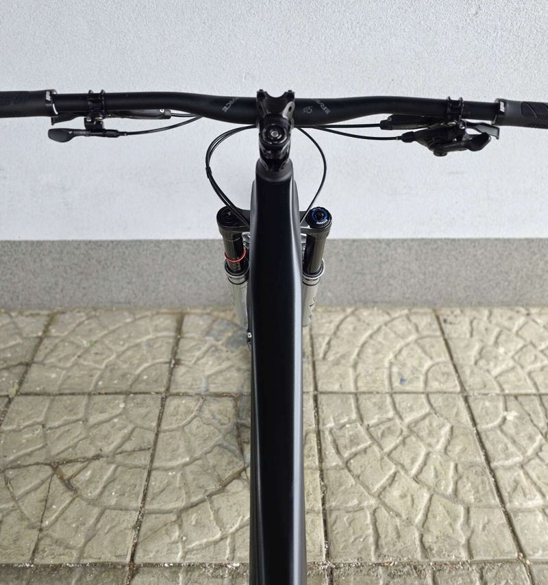 Horské kolo YT IZZO Uncaged 4 Blaze Carbon 2021 29″
