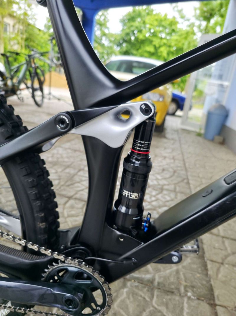 Horské kolo YT IZZO Uncaged 4 Blaze Carbon 2021 29″