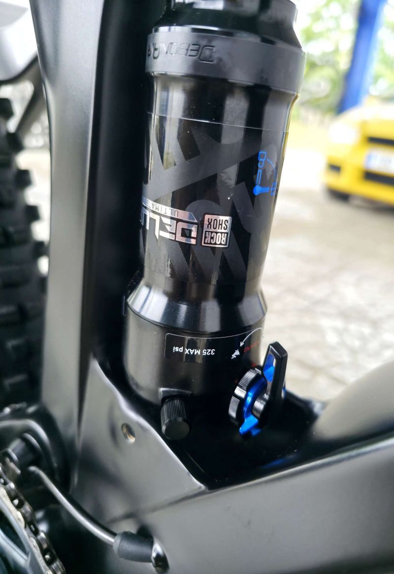 Horské kolo YT IZZO Uncaged 4 Blaze Carbon 2021 29″