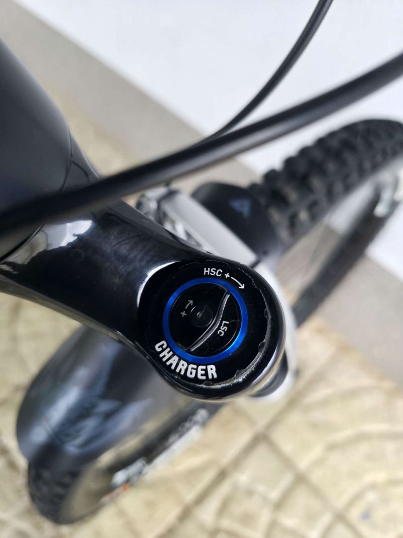Horské kolo YT IZZO Uncaged 4 Blaze Carbon 2021 29″