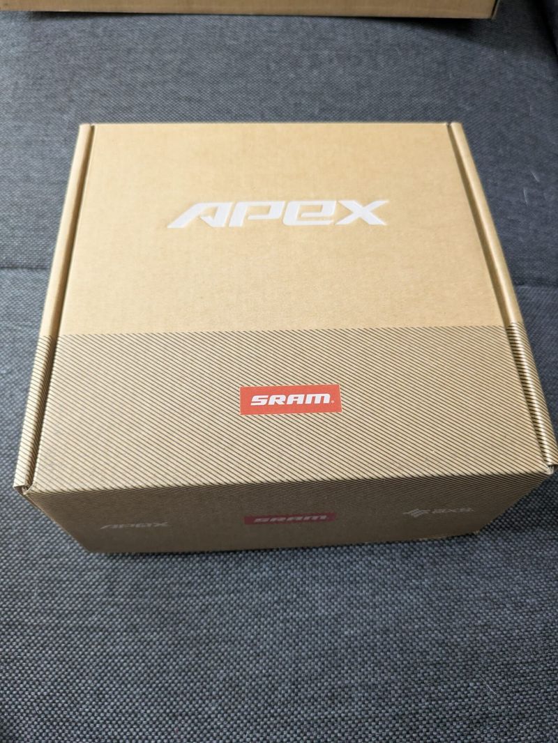 SRAM Apex XPLR AXS (12 rych.) Bluetooth přehazovačka + S BATERIÍ SRAM eTap - ZCELA NOVÉ - NEPOUŽITÉ!
