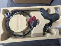 SRAM Apex D1 - brzdící páky - levá (1300 mm); pravá (2000 mm, 12 převodů - mech.) ZCELA NOVÉ!