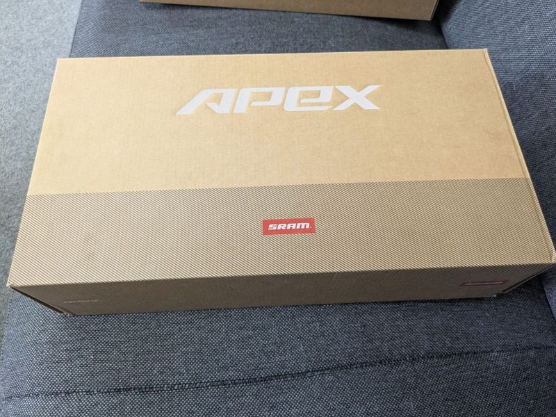 SRAM Apex D1 - brzdící páky - levá (1300 mm); pravá (2000 mm, 12 převodů - mech.) ZCELA NOVÉ!