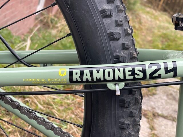 Dětské kolo 24, Commencal Ramones 24 od 130cm, brzdy Shimano Deore