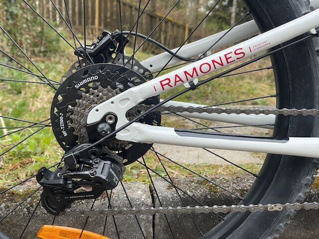 Dětské kolo 24, Commencal Ramones 24 od 130cm, brzdy Shimano Deore