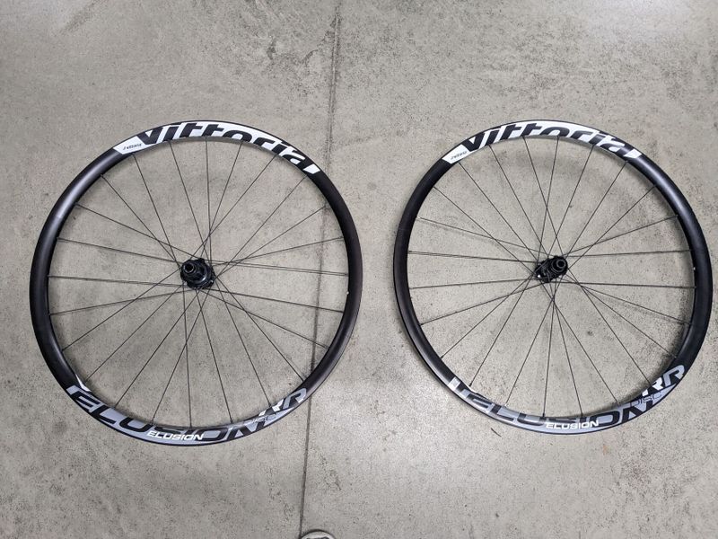 Vittoria 700c Elusion disk; centerlock, pevná osa