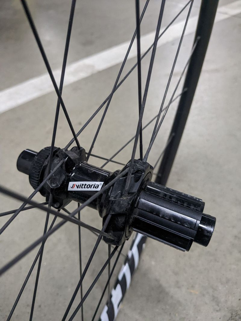 Vittoria 700c Elusion disk; centerlock, pevná osa