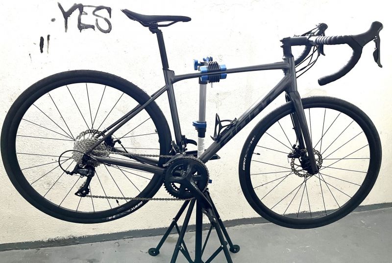 Kolo silniční / Gravel Giant Contend AR