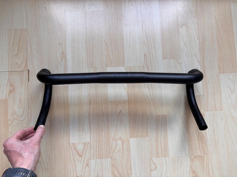 Řídítka 460 mm šířka, 31,8 mm průměr