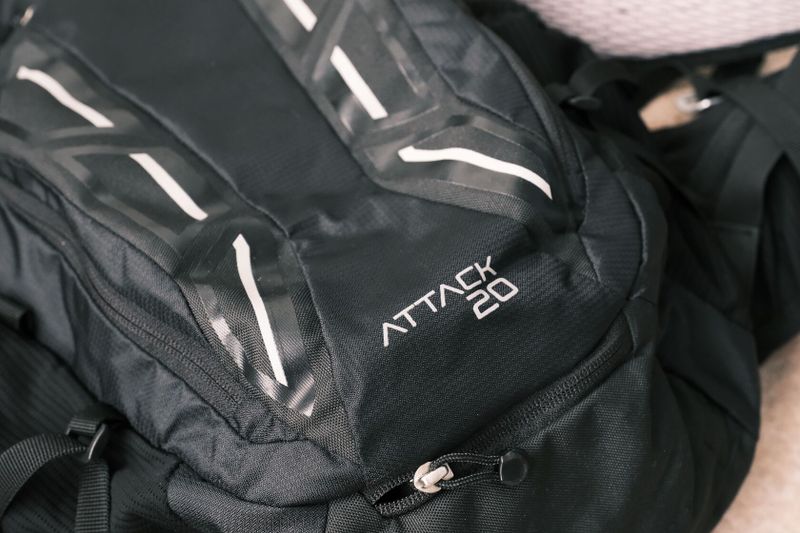 Batoh Deuter Attack 20l - integrovaný chránič SAS-TEC, zánovní