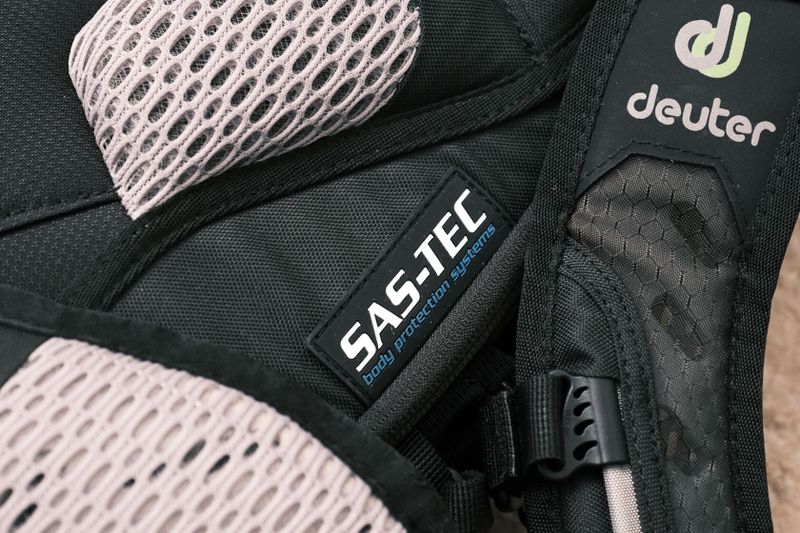 Batoh Deuter Attack 20l - integrovaný chránič SAS-TEC, zánovní
