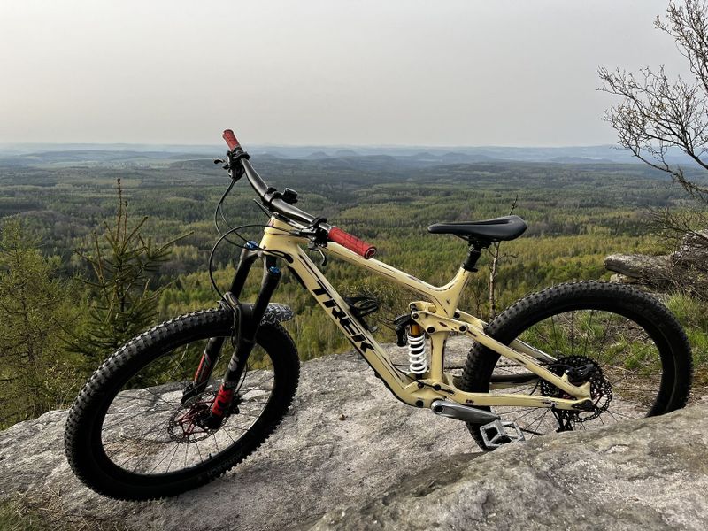 Enduro bike TREK REMEDY 9.8, M/L – full karbon, custom lak, top výbava