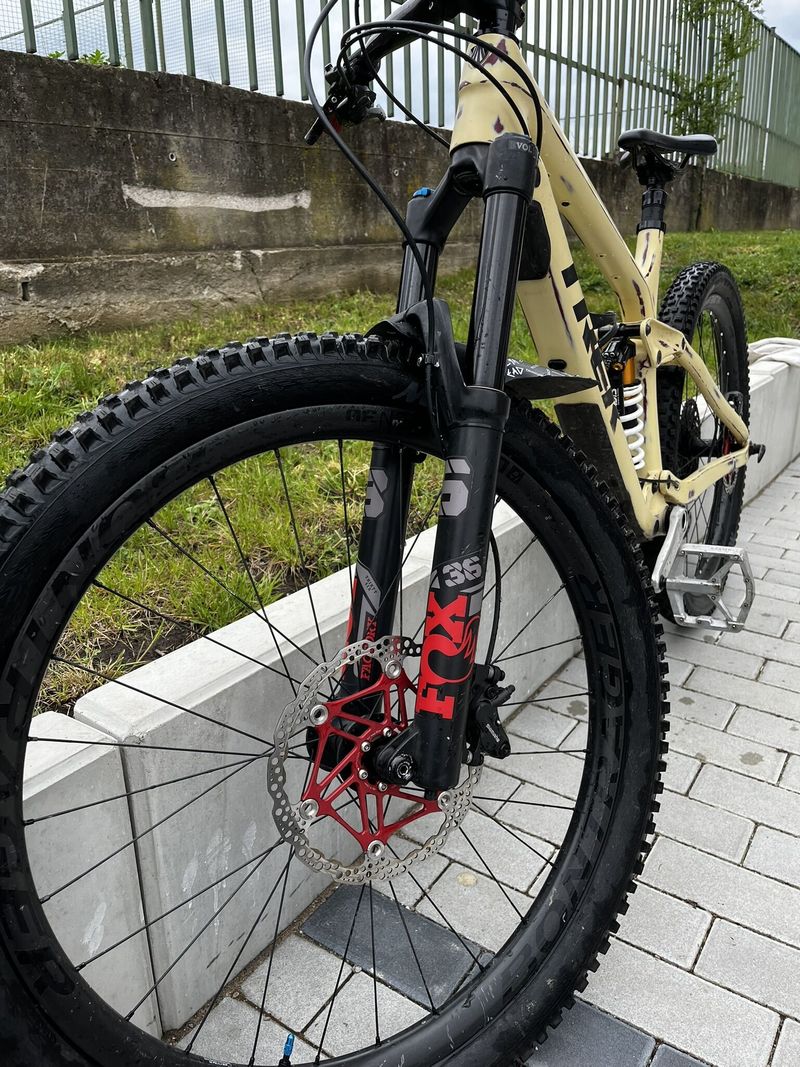 Enduro bike TREK REMEDY 9.8, M/L – full karbon, custom lak, top výbava