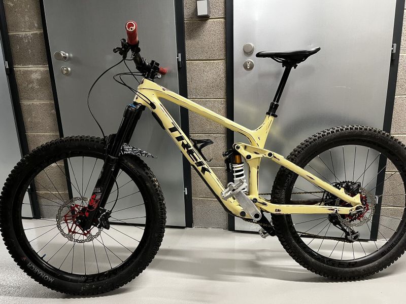 Enduro bike TREK REMEDY 9.8, M/L – full karbon, custom lak, top výbava