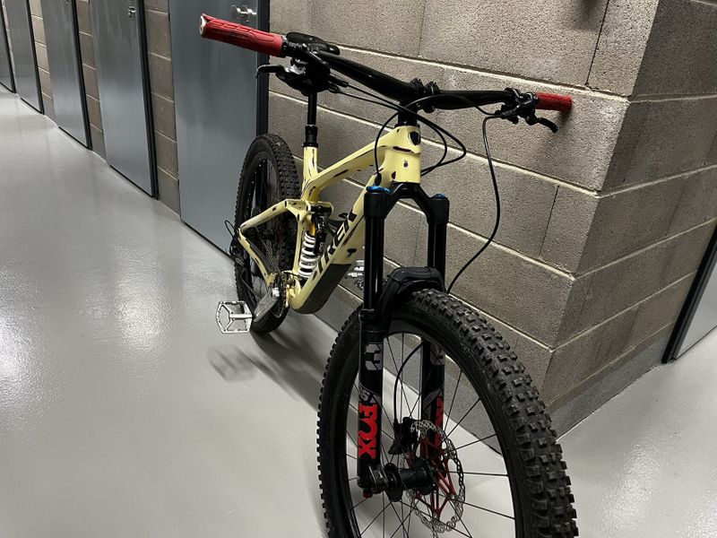 Enduro bike TREK REMEDY 9.8, M/L – full karbon, custom lak, top výbava