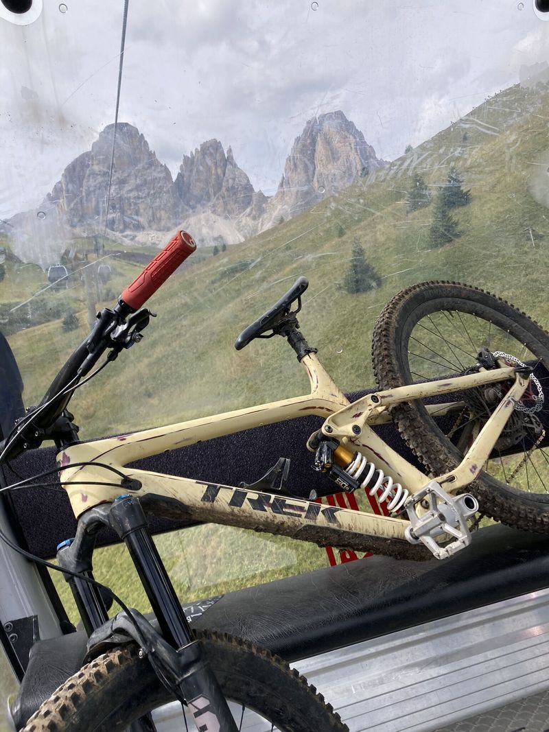 Enduro bike TREK REMEDY 9.8, M/L – full karbon, custom lak, top výbava