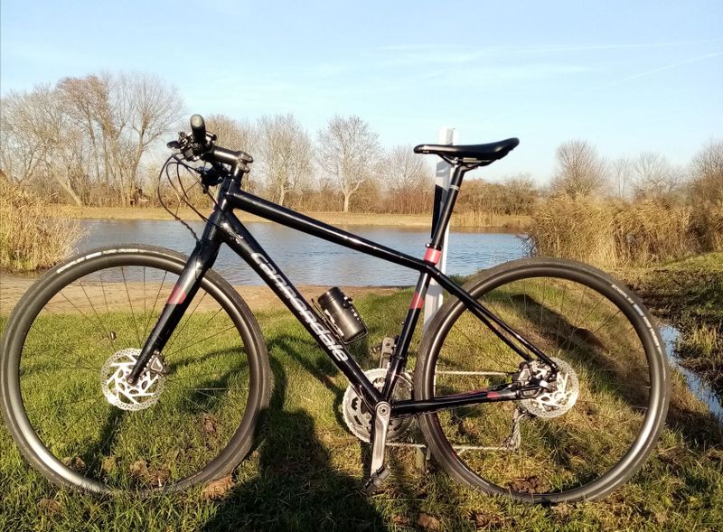 Cannondale - Gravel, fitness, silniční kolo, sada Shimano "105" Kotouče brzdy, vel. M/L